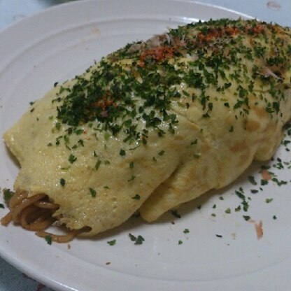 焼きそばを豪華な感じにできました☆(*^^*)卵ひとつの違いなのに…むしろ肉無しなのに…ありがたや。。